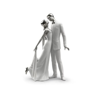 Figura joven pareja Feliz aniversario. Lustre plata