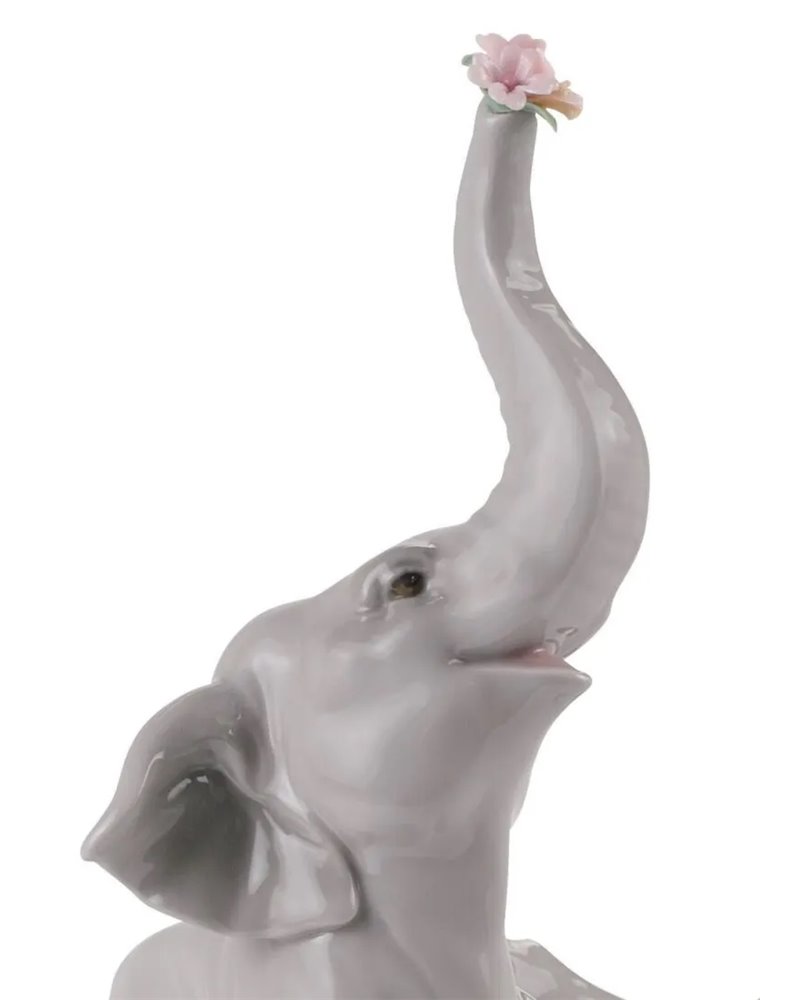Figura Elefante bebé con flor rosa